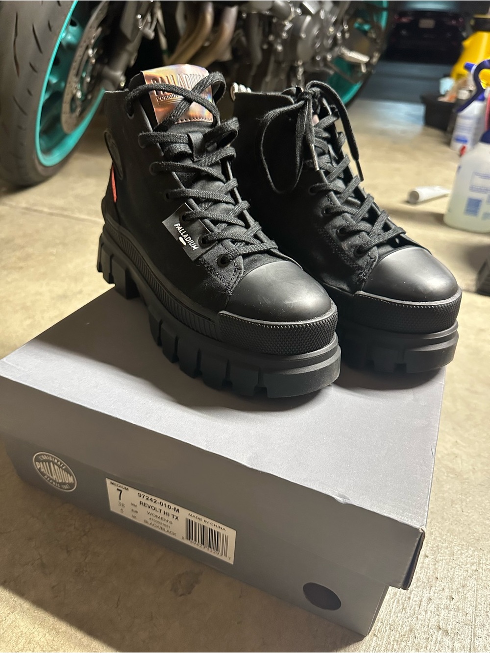 NEW IN BOX Palladium Revolt Hi Tx Boot in Black/size 7